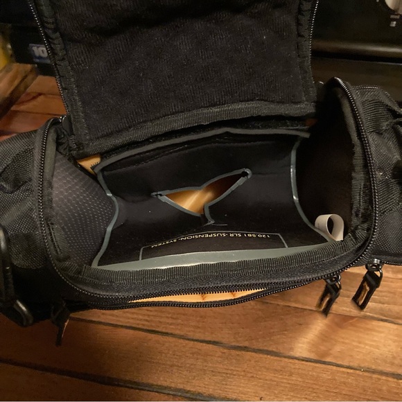 Case Logic SLR Camera Case with Shoulder Strap ■ SLR Suspension System - Picture 2 of 4